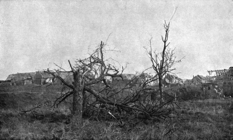 'En territoire libere; La lisiere du village de Lassigny, repris par nos troupes le a7 mars 1917', 1 Creator: Unknown.