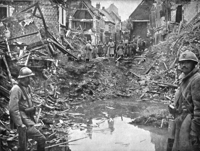 'En territoire libere; La rue principale de Roye coupee par l'explosion d'une mine allemande, avant  Creator: Unknown.
