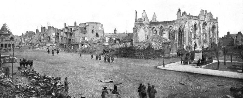 ''En territoire libere; La grande place de Peronne a l'entredes troupes britanniques, le 18 mars 191 Creator: Unknown.