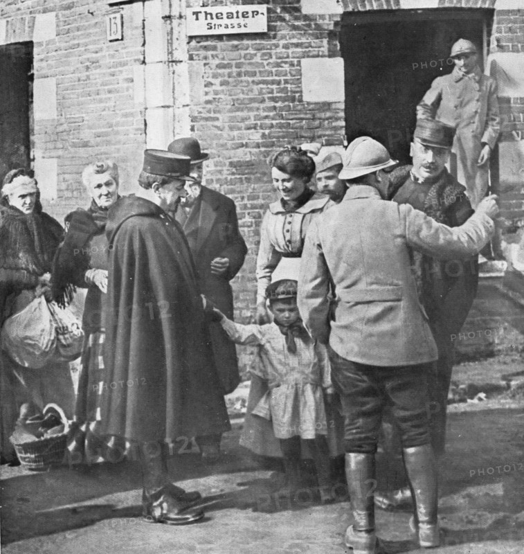 'Delivres ! ; Le prefet de la Somme est venu saluer ses administres delivres: le voici a Roye, press Creator: Unknown.
