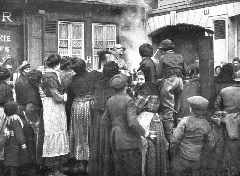 'De la joie pour Tous; On a enfincesse de souffrir de la faim: a Noyon, la population se presse aux  Creator: Unknown.