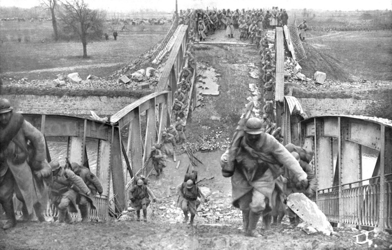 'Sur la route de Saint-Quentin; Le passage par nos troupes d'un pont detruit par l'ennemi sur le can Creator: Unknown.