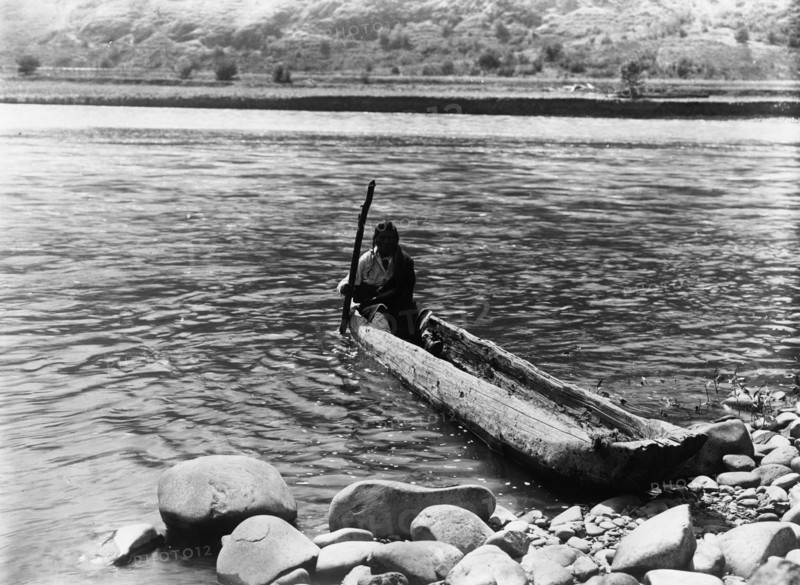 Nez Percé canoe, c1910. Creator: Edward Sheriff Curtis.
