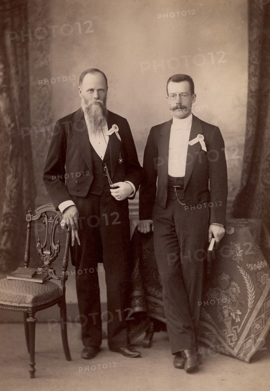 G.V. Yudin and V.I. Klochkov - bibliophile and St. Petersburg owner of an antique bookshop. 1890. Creator: Levitskii.