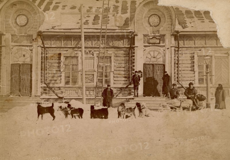 Arrival of mail in Alexandrovsk, 1890. Creator: Unknown.