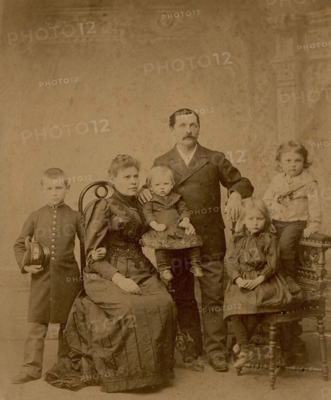 Briner Yuliy Ivanovich with his wife Natalya Iosifovna, sons Leonid, Felix, Boris and..., 1892. Creator: Unknown.