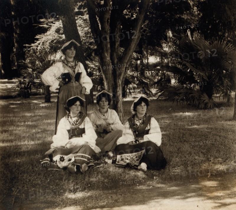 Italian women, between 1905 and 1915. Creator: Sergey Mikhaylovich Prokudin-Gorsky.