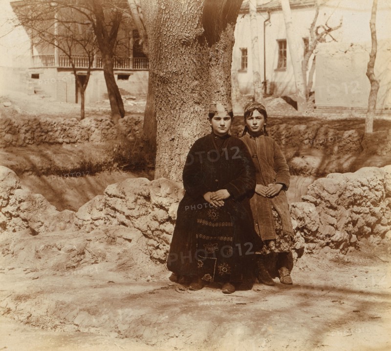 Jewish girls, Samarkand, between 1905 and 1915. Creator: Sergey Mikhaylovich Prokudin-Gorsky.