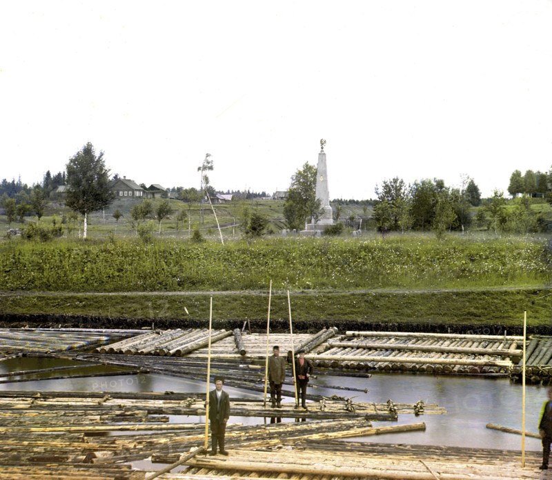 Men on rafts in foreground, 1909. Creator: Sergey Mikhaylovich Prokudin-Gorsky.