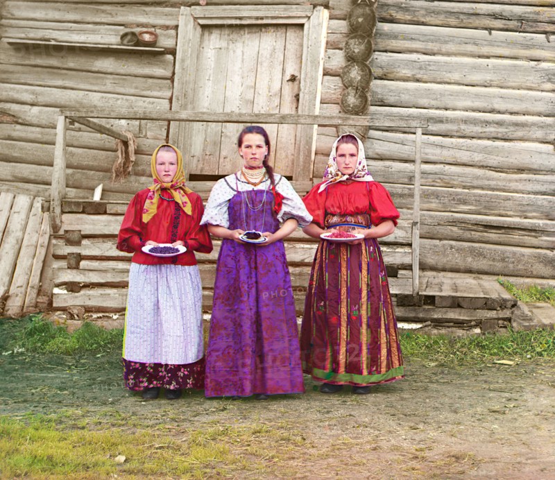 Peasant girls [Russian Empire], 1909. Creator: Sergey Mikhaylovich Prokudin-Gorsky.