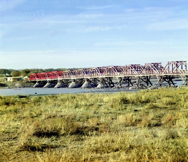 Bridge beyond the rapids, over the Syr-Darya from the right bank, Golodnaia..., between 1905-1915. Creator: Sergey Mikhaylovich Prokudin-Gorsky.