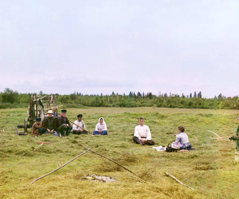 Peasants haying [Russian Empire], 1909. Creator: Sergey Mikhaylovich Prokudin-Gorsky.