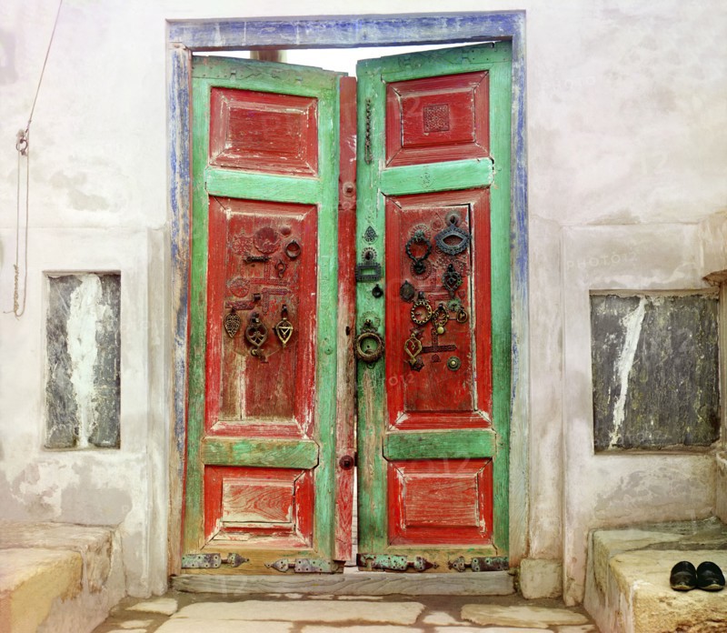 Entrance gates into tsar's tomb, Bogoeddin, Bukhara, between 1905 and 1915. Creator: Sergey Mikhaylovich Prokudin-Gorsky.