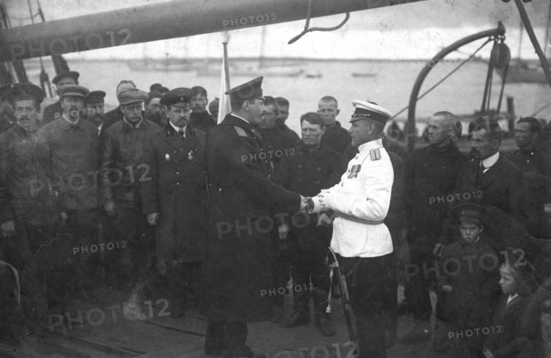 Georgii Iakovlevich Sedov and Members of the Expedition with Those Seeing Them off on the..., 1912. Creator: Nikolay Vasilyevich Pinegin.