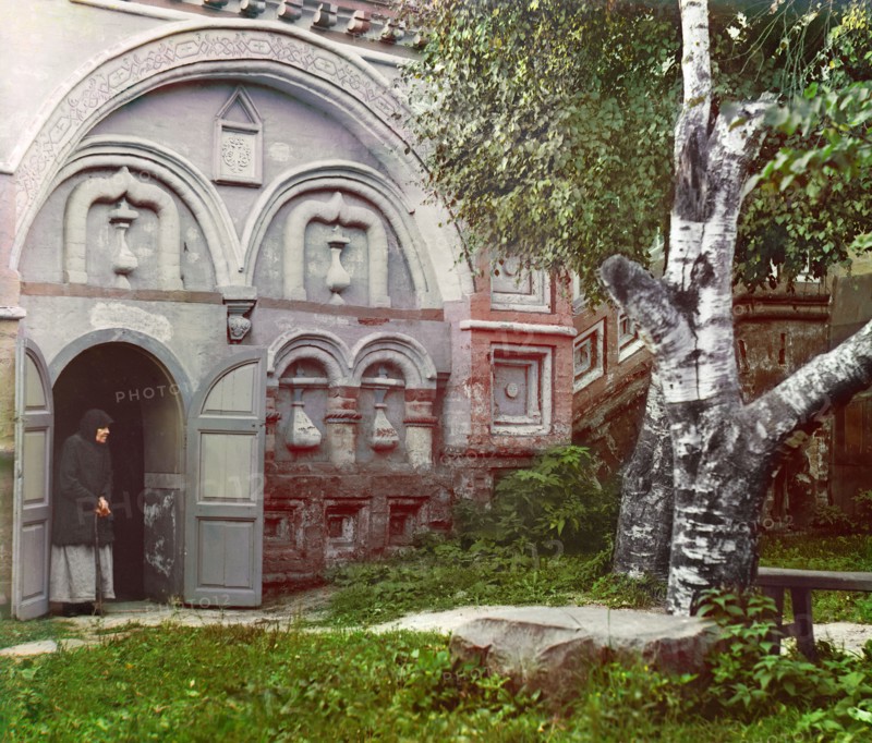 Study; in the courtyard of the Church of the Resurrection, Kostroma, 1910. Creator: Sergey Mikhaylovich Prokudin-Gorsky.