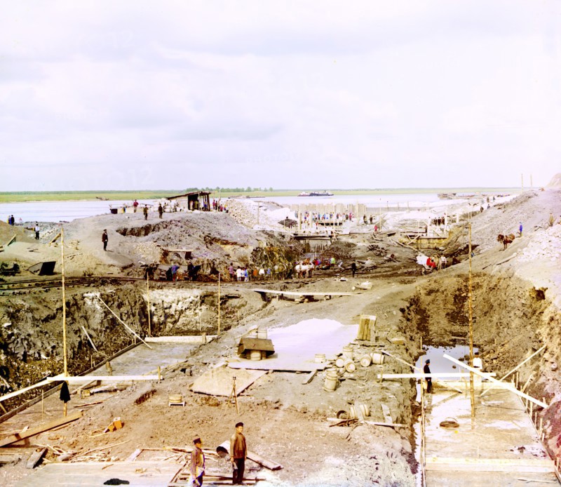 Construction of the lock, Kuzminskoe, 1912. Creator: Sergey Mikhaylovich Prokudin-Gorsky.