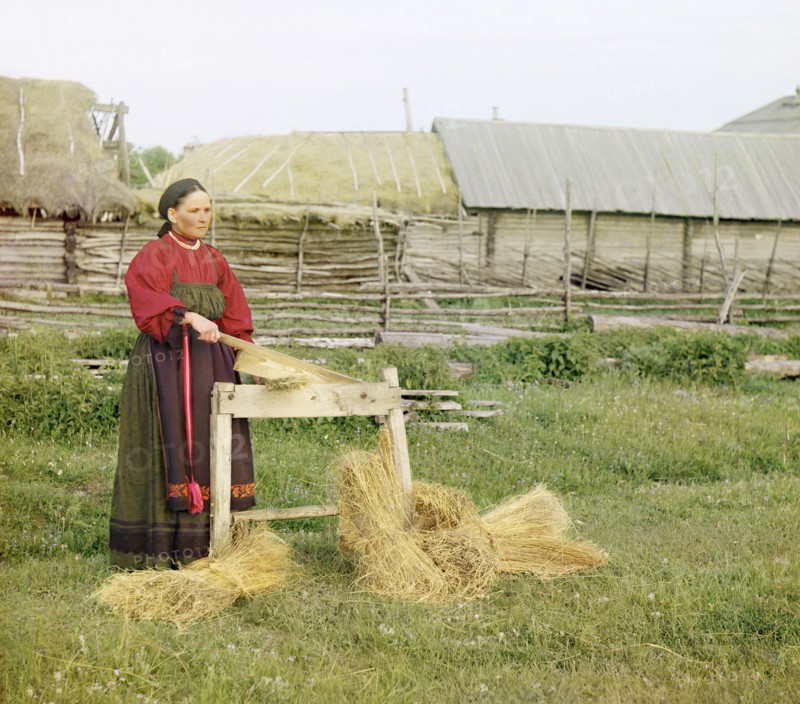 Peasant woman breaking flax;Perm Province, 1910. Creator: Sergey Mikhaylovich Prokudin-Gorsky.