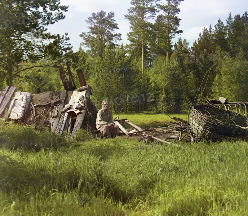 Hut of settler Artemii, nicknamed Kota, who has lived at this place more than 40 years, 1912. Creator: Sergey Mikhaylovich Prokudin-Gorsky.