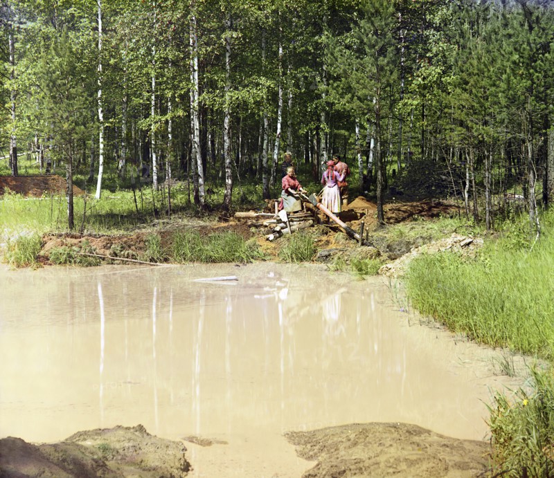 Washing brown iron ore at the Shilovskii mine seven versts from the village of Makarovo, 1912. Creator: Sergey Mikhaylovich Prokudin-Gorsky.