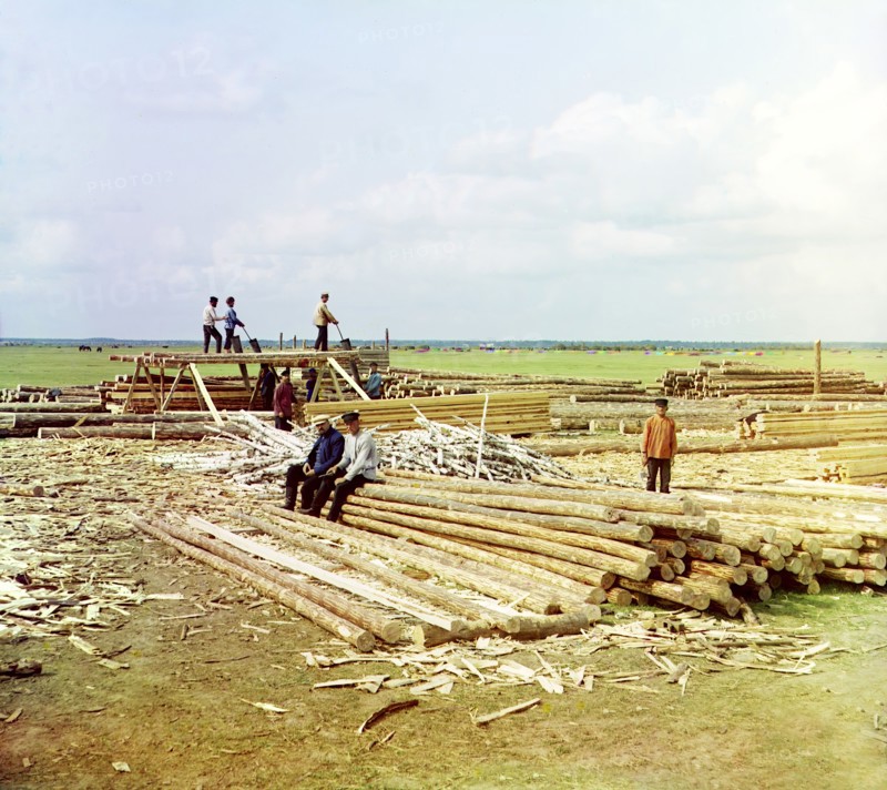 Log sawing, Kuzminskoy, 1912. Creator: Sergey Mikhaylovich Prokudin-Gorsky.