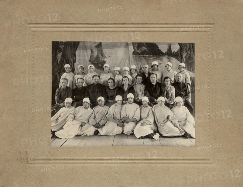 A group of medical students with the teaching staff of the Irkutsk provincial hospital, 1926. Creator: M I Kopylov.