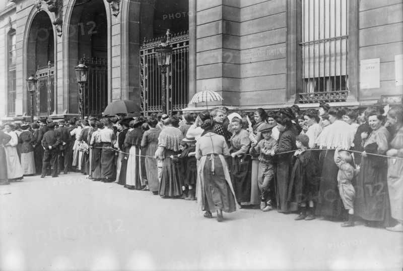 Awaiting relief, Paris, between c1914 and c1915. Creator: Bain News Service.