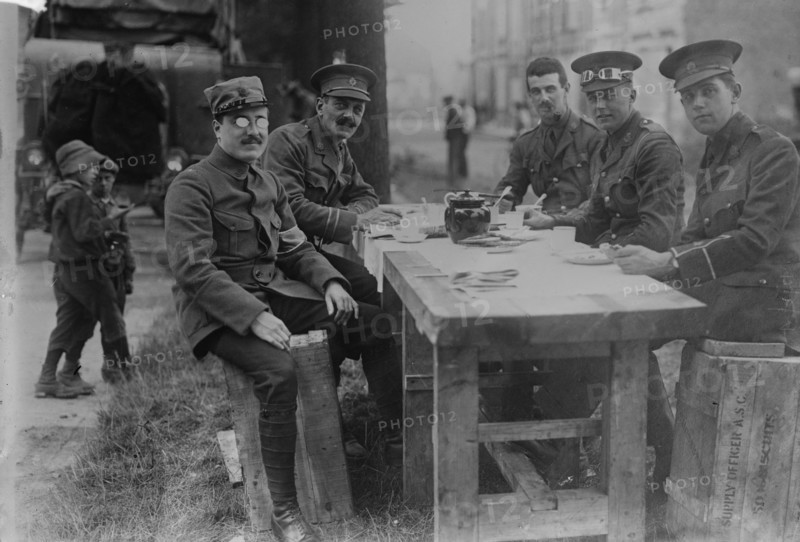 French Officer breakfasts with English, between 1914 and 1918. Creator: Bain News Service.