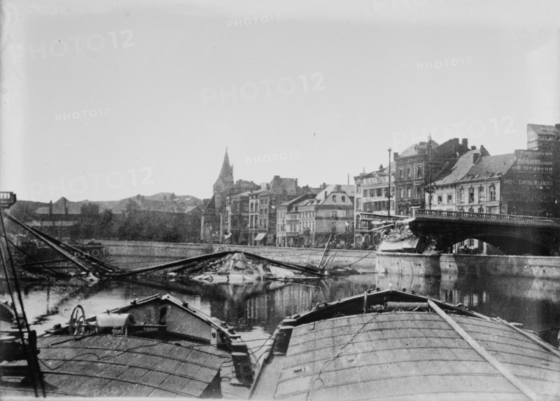 Wrecked bridge, Andenne, Belg. [i.e., Belgium], between c1914 and c1915. Creator: Bain News Service.