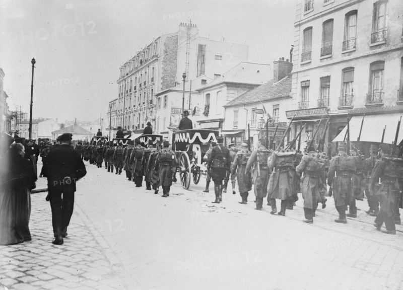 English soldiers buried, Versailles, 29 Oct 1914. Creator: Bain News Service.