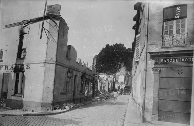 Rue Bellan [i.e., Bellon], Senlis, 1914. Creator: Bain News Service.