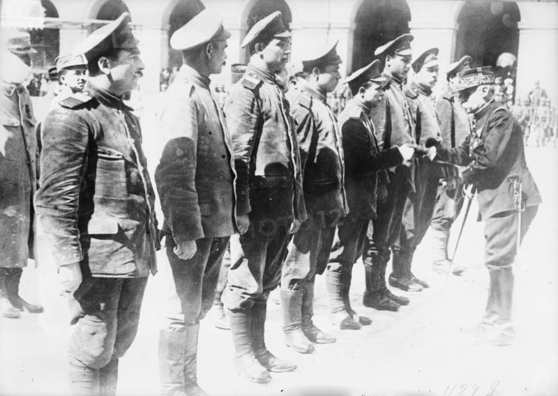 Gen. Cousin decorating Russians, 1915. Creator: Bain News Service.