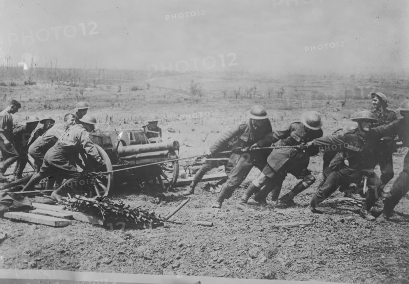 British & captured German Gun near Wytschaete, 10 Jun 1917. Creator: Bain News Service.