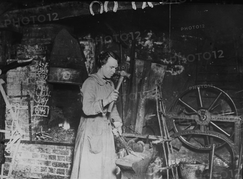 Woman blacksmith, Eng. [i.e. England], between c1915 and 1917. Creator: Bain News Service.