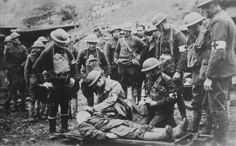 First Aid at Front in France to U.S. soldiers, 1918 or 1919. Creator: Bain News Service.