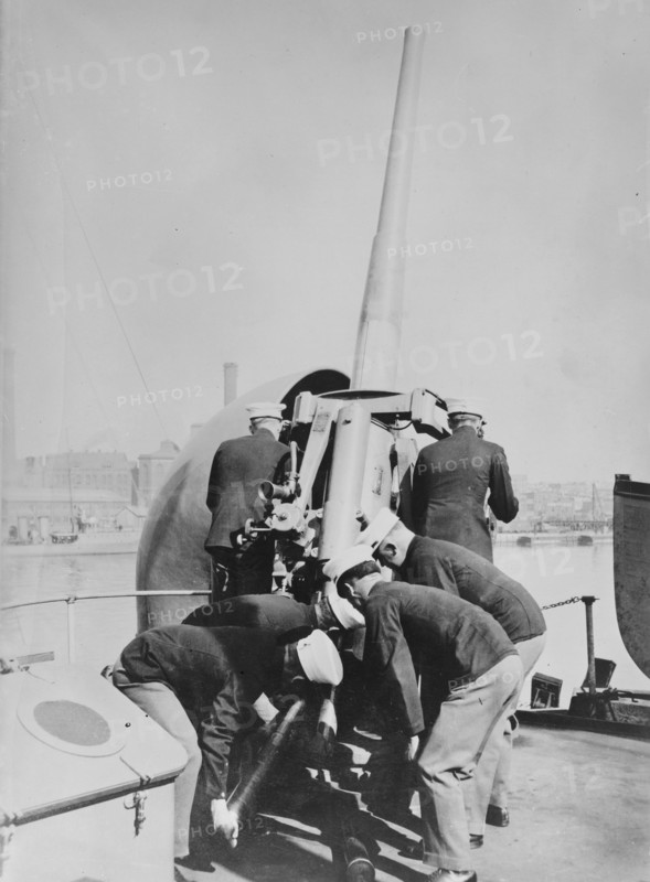 Marines' anti-aircraft gun, 2 Apr 1918. Creator: Bain News Service.