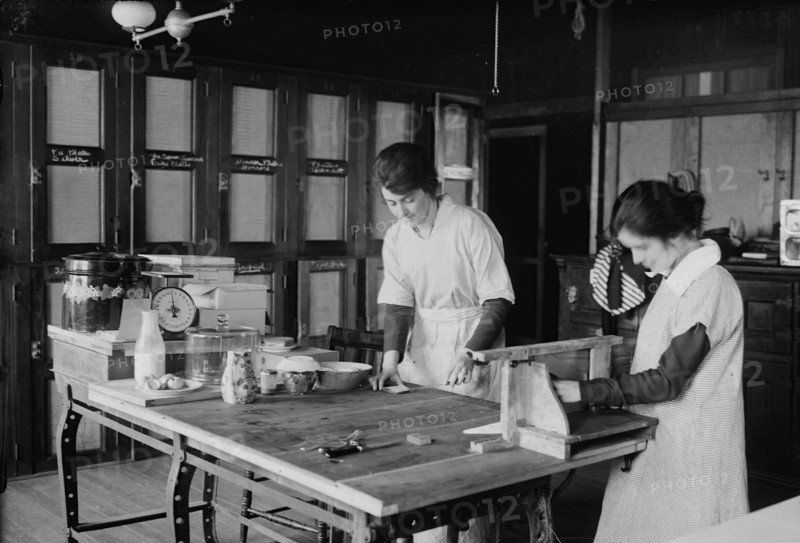 [Barnard Canteen], 1918 or 1919. Creator: Bain News Service.