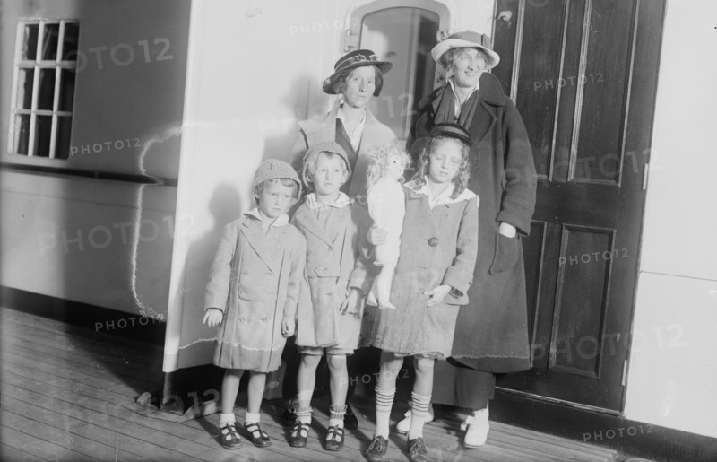 Mrs. A.B. Cooke -- Frances Coffee -- Cooke Children, 1915. Creator: Bain News Service.