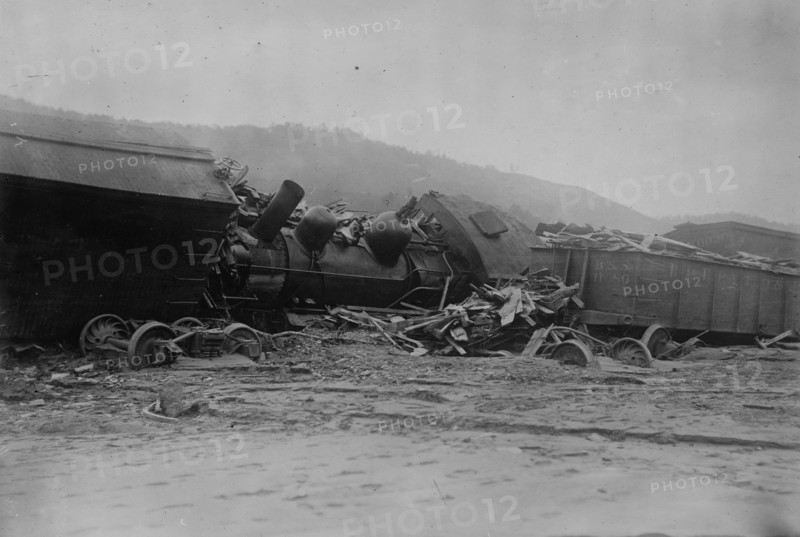 RR train caught in flood, Austin, between c1910 and c1915. Creator: Bain News Service.