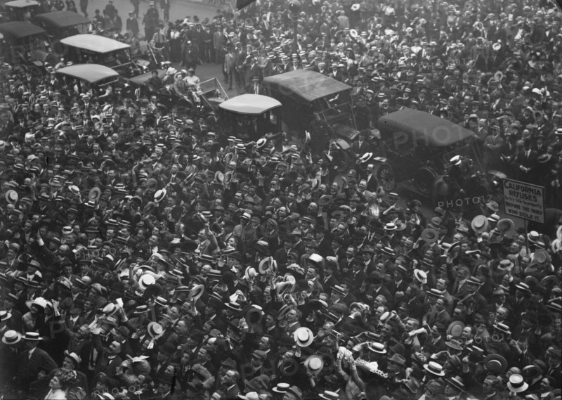 Crowd listening to T.R. [Theodore Roosevelt] speak, Chicago, 1912. Creator: Bain News Service.