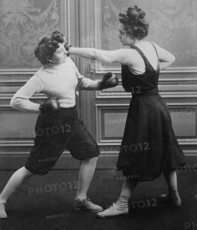 Mrs. Edwards & Frl. Kussin [boxing], 1912. Creator: Bain News Service.