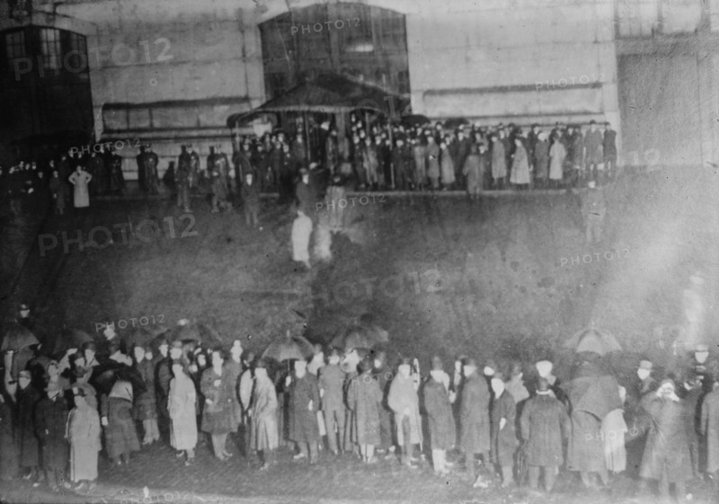 Crowd awaiting survivors from Carpathia, 1912. Creator: Bain News Service.