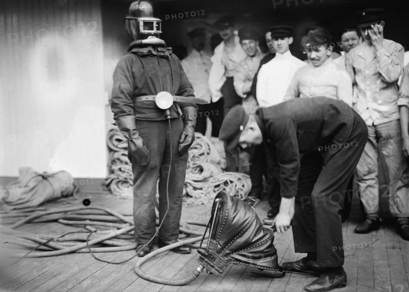 Getting ready for fire KAISER WILHELM the 2nd, between c1910 and c1915. Creator: Bain News Service.
