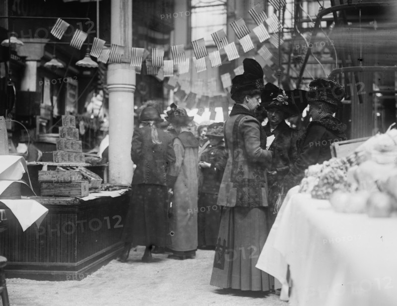 Housewives league at Washington Market, between c1910 and c1915. Creator: Bain News Service.