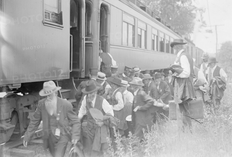 Vets. entraining - Gettysburg, 1913. Creator: Bain News Service.