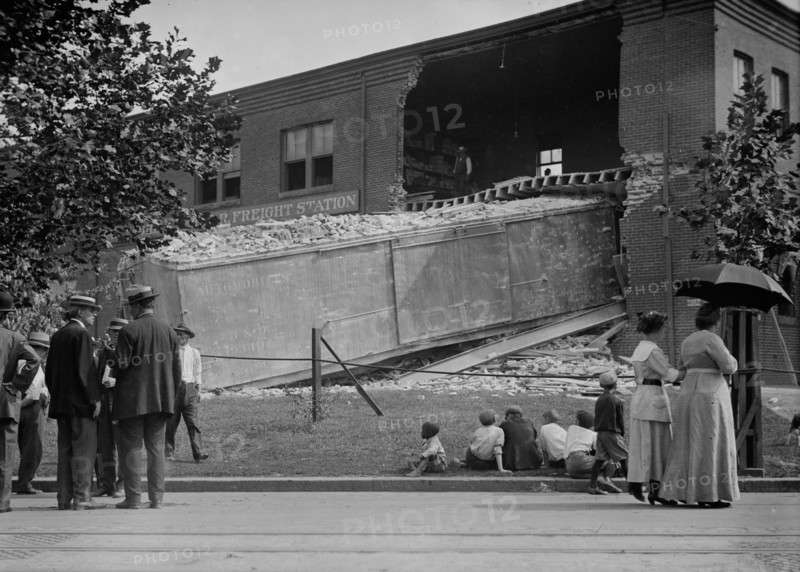 B&O RR wreck - Wash., between c1910 and c1915. Creator: Bain News Service.