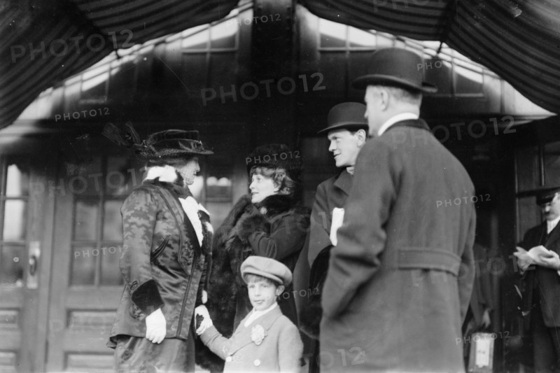 Mrs. C.D. Gibson -- Mrs. W. Astor & son, between c1910 and c1915. Creator: Bain News Service.