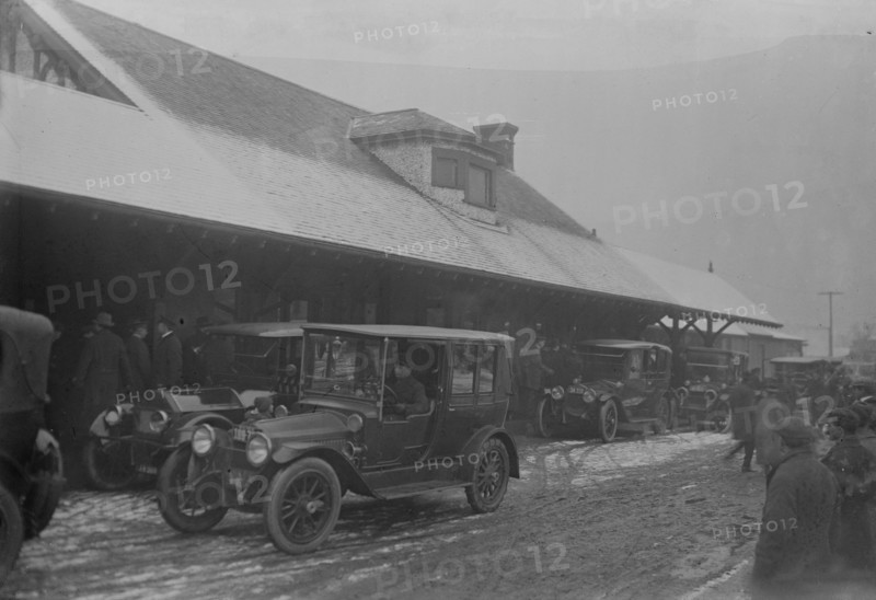Oyster Bay: arriving for Roosevelt funeral, 1919. Creator: Bain News Service.