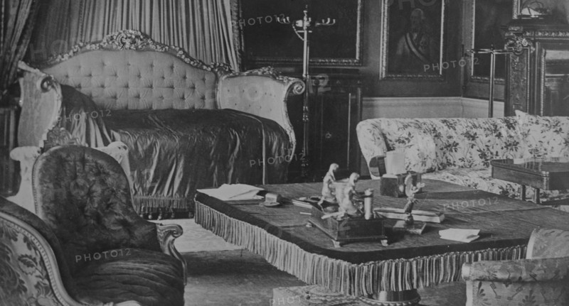Buckingham Palace, London - the State bedroom for royal visitors, between c1915 and c1920. Creator: Bain News Service.