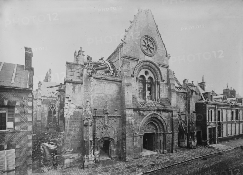 Roye - Facade of Church of St. Pierre, between c1915 and 1918. Creator: Bain News Service.
