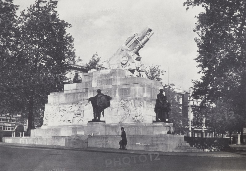 Royal Artillery Memorial. From the album: Photograph album - London, 1920s. Creator: Harry Moult.
